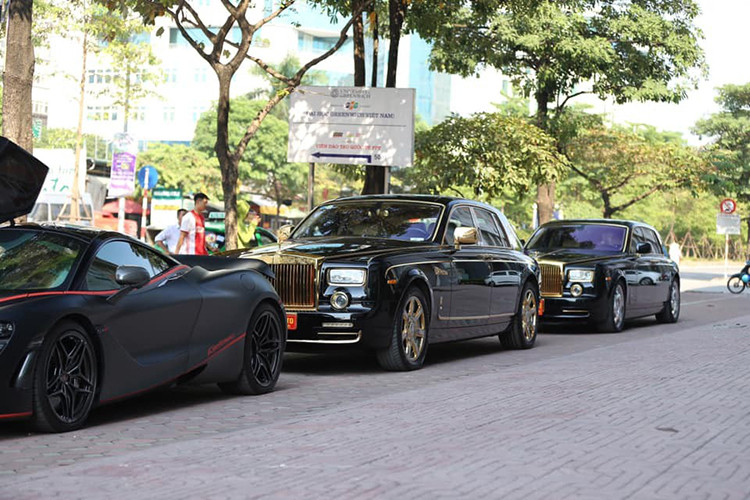 Sau khi được vận chuyển ra Hà Nội, chiếc siêu xe McLaren 720S đầu tiên về Việt Nam đã có dịp hội ngộ cùng cặp đôi Rolls-Royce Phantom mạ vàng 24k. Hiện tại thị trường Việt Nam có khoảng ba chiếc xe siêu sang Phantom đời cũ được chủ nhân cho mạ vàng các chi tiết ngoại thất.