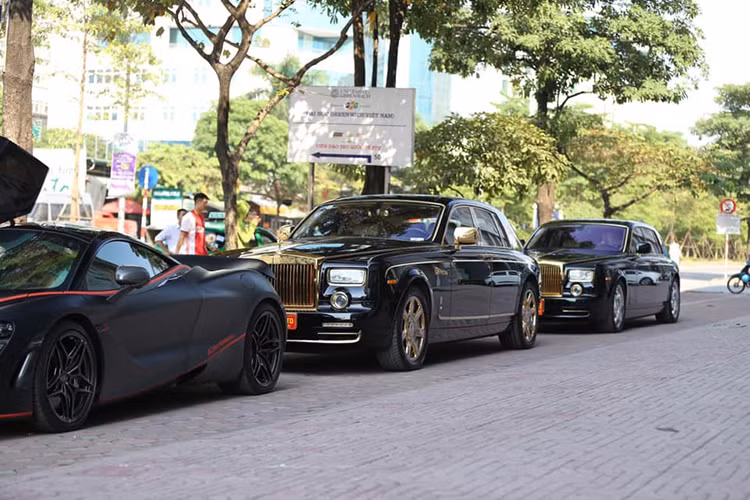Sau khi được vận chuyển ra Hà Nội, chiếc siêu xe McLaren 720S đầu tiên về Việt Nam đã có dịp hội ngộ cùng cặp đôi Rolls-Royce Phantom mạ vàng 24k. Hiện tại thị trường Việt Nam có khoảng ba chiếc xe siêu sang Phantom đời cũ được chủ nhân cho mạ vàng các chi tiết ngoại thất.