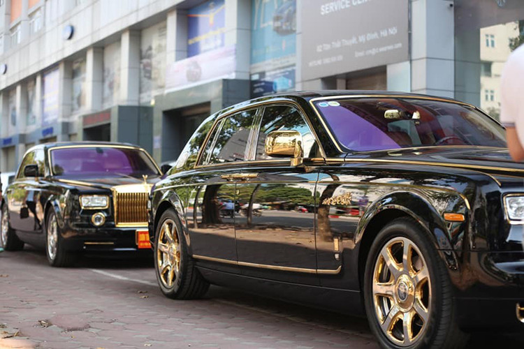 Đáng chú ý là cặp đôi Rolls-Royce Phantom mạ vàng 24k này có cùng ý tưởng độ lên bản Year of The Dragon chỉ có 33 chiếc trên thế giới nhưng cách thể hiện lại khác nhau. Trong đó, chiếc xe siêu sang Rolls-Royce Phantom mạ vàng 24k mang biển số Sài thành đang rao bán 15 tỷ đồng có logo "Rồng" giống với phiên bản Rolls-Royce Phantom Year of The Dragon hơn so với chiếc xe còn lại.