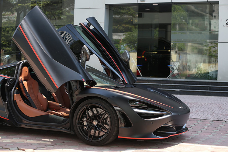 Chiếc siêu xe McLaren 720S mới ra Hà Nội nguyên bản có màu sơn trắng Glacier. Xe thuộc phiên bản tiêu chuẩn nhưng được chủ nhân cho dán thêm một số chi tiết bằng carbon. Hiện giới nhà giàu Việt sở hữu đến 6 chiếc siêu xe McLaren 720S mang các màu như cam McLaren, đỏ Memphis, tím Latana hay trắng Glacier.