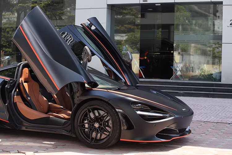 Chiếc siêu xe McLaren 720S mới ra Hà Nội nguyên bản có màu sơn trắng Glacier. Xe thuộc phiên bản tiêu chuẩn nhưng được chủ nhân cho dán thêm một số chi tiết bằng carbon. Hiện giới nhà giàu Việt sở hữu đến 6 chiếc siêu xe McLaren 720S mang các màu như cam McLaren, đỏ Memphis, tím Latana hay trắng Glacier.