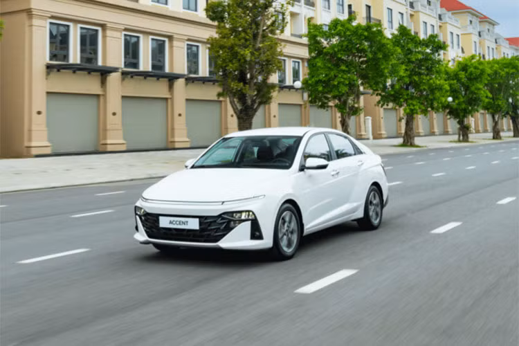  Hyundai Accent: 924 xe Hyundai Accent đứng ở vị trí thứ 4 với doanh số 924 xe bán ra trong tháng 5/2024, tăng 9% so với tháng trước (848 chiếc). Cộng dồn 5 tháng đầu năm 2024, có 4.020 xe Hyundai Accent được bán ra thị trường. Mới đây, Hyundai Accent 2024 vừa được TC Motor ra mắt tại thị trường Việt Nam với 4 phiên bản, cùng mức giá dao động từ 439 - 569 triệu đồng. 