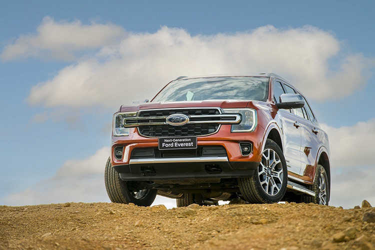 Ford Everest: 811 xe Ford Everest tiếp tục có mặt trong top 10 xe bán chạy nhất Việt Nam trong tháng 5/2024 với doanh số 811 xe bán ra, tăng 6% so với tháng trước. Tính từ đầu năm đến nay, Ford Everest bán được 3.612 xe. Mẫu SUV 7 chỗ này nhập từ Thái Lan và được phân phối 5 phiên bản, có giá 1,099 - 1,452 tỉ đồng. Mới đây, Everest có bổ sung thêm bản Platinum đi kèm mức giá 1,545 tỉ đồng. 