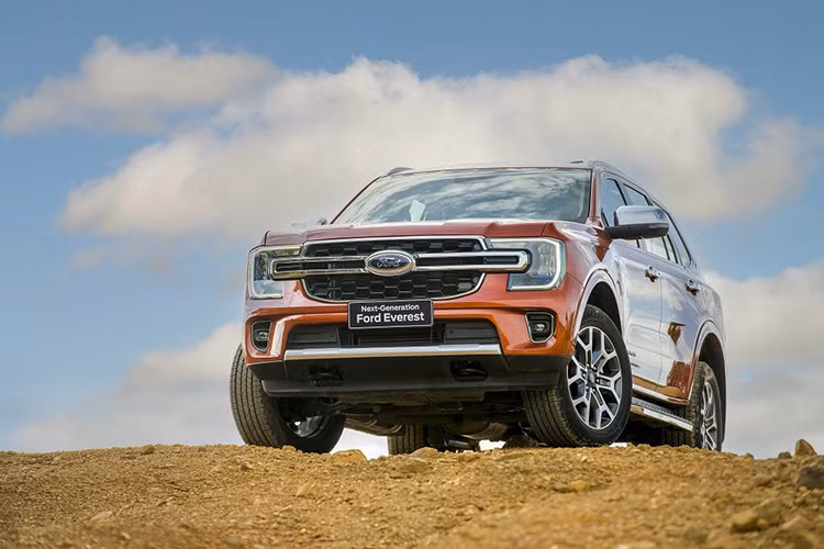  Ford Everest: 811 xe Ford Everest tiếp tục có mặt trong top 10 xe bán chạy nhất Việt Nam trong tháng 5/2024 với doanh số 811 xe bán ra, tăng 6% so với tháng trước. Tính từ đầu năm đến nay, Ford Everest bán được 3.612 xe. Mẫu SUV 7 chỗ này nhập từ Thái Lan và được phân phối 5 phiên bản, có giá 1,099 - 1,452 tỉ đồng. Mới đây, Everest có bổ sung thêm bản Platinum đi kèm mức giá 1,545 tỉ đồng. 