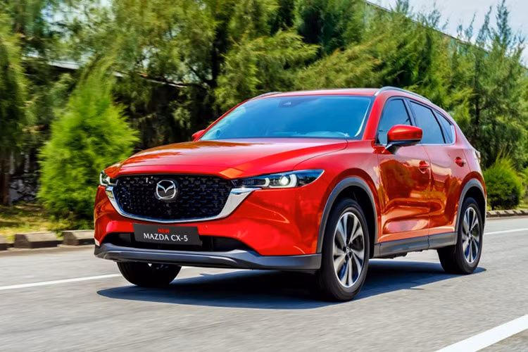  Mazda CX-5: 892 xe Với 892 xe bán ra, tăng 11,5% so với tháng trước, Mazda CX-5 đứng ở vị trí thứ 6 trong bảng xếp hạng, tăng 3 bậc so với tháng trước. Cộng dồn 5 tháng đầu năm 2024, doanh số Mazda CX-5 đạt 4.011 xe, giảm 4% so với cùng kỳ năm ngoái. Việc hàng loạt đối thủ giảm giá bán đang tạo áp lực cạnh tranh lên Mazda CX-5 khiến mẫu xe này không còn duy trì được phong độ như giai đoạn cuối năm 2023.