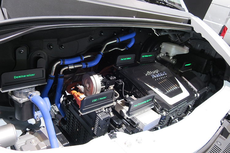 Solati được trang bị khối động cơ dầu diesel 4 xi-lanh, CRDI, dung tích 2.5 lít, công suất tối đa lên tới 170 mã lực tại 3.600 vòng/phút và mô-men xoắn cực đại 422 Nm tại 1.500-2.500 vòng/phút. Sức mạnh được truyền tới bánh thông qua hộp số sàn 6 cấp, đặt mức tiêu chuẩn khí thải Euro 4.