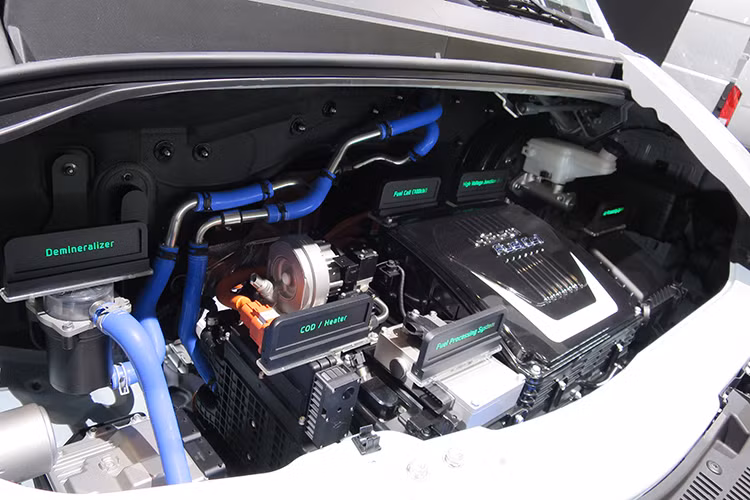 Solati được trang bị khối động cơ dầu diesel 4 xi-lanh, CRDI, dung tích 2.5 lít, công suất tối đa lên tới 170 mã lực tại 3.600 vòng/phút và mô-men xoắn cực đại 422 Nm tại 1.500-2.500 vòng/phút. Sức mạnh được truyền tới bánh thông qua hộp số sàn 6 cấp, đặt mức tiêu chuẩn khí thải Euro 4.