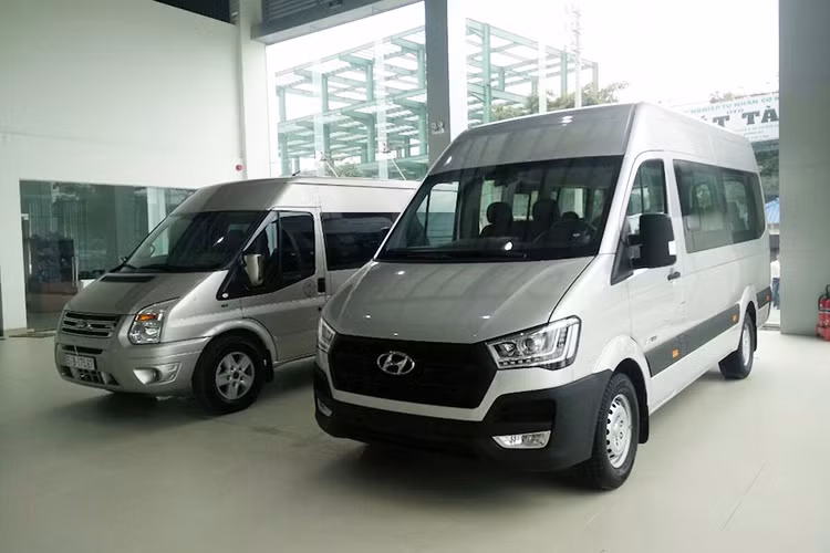 Hyundai Solati mới với những cải tiến đáng kể về cả thiết kế và công nghệ, mẫu xe này nhắm đến các đối thủ cạnh tranh trực tiếp là những dòng xe van nổi tiếng như Ford Transit và Mercedes-Benz Sprinter. Xe có chiều dài tổng thể 6.195 mm, rộng 2,308 mm, cao 2.665 mm, chiều dài cơ sở 3.670 mm, khoảng sáng gầm xe 175 mm.
