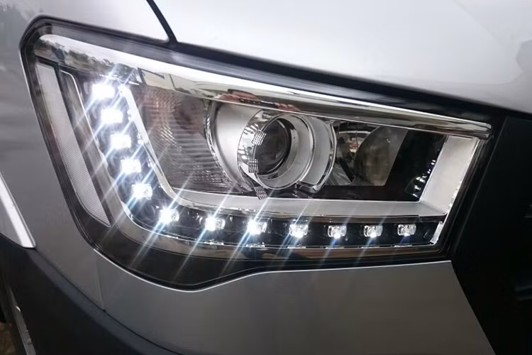 Solati nổi bật với bộ lưới tản nhiệt dạng hình thang lớn, đi kèm là các thanh ngang mạ crôm sáng đặc trưng của hãng, cụm đèn pha sử dụng bóng Projector tùy chọn, tích hợp thêm dải đèn LED chiếu sáng ban ngày ấn tượng. Cụm đèn sương mù dạng to bản bố trí nằm đối xứng trên hai cản trước của xe, giúp tăng khả năng chiếu sáng khi di chuyển.