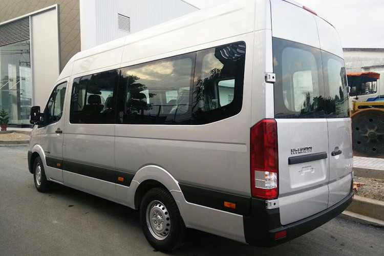 Hệ thống gương chiếu hậu thiết kế dạng gập, tích hợp đèn bảo rẽ, sử dụng gương cầu lồi giúp tăng diện tích quan sát rộng hơn. Hông xe của Solati cũng được hãng trang bị thêm các đèn báo rẽ. Đuôi xe sở hữu đèn hậu dạng LED chia thành tầng tích hợp đèn xi-nhan. Một phần đèn hậu tích hợp trên cao, nắp ca-pô sau cửa mở dạng truyền thống.