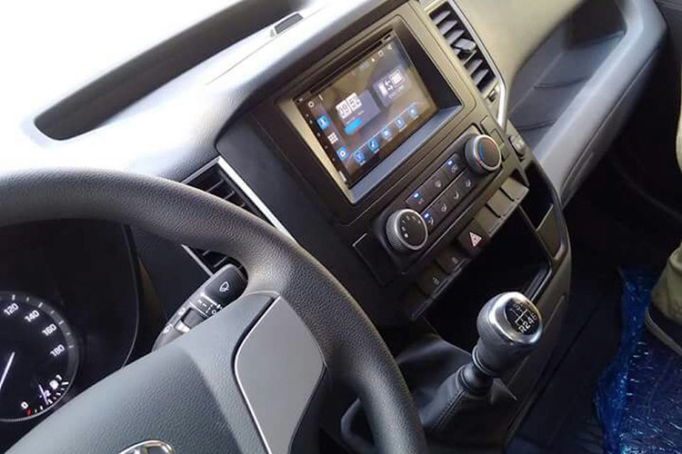 Bên cạnh đó, khách hàng có thể tùy chọn thêm hệ thống thông tin giải trí dựa trên hệ điều hành Android với tính năng định vị GPS và bản đồ 3D. Trong khi đó, ghế ngồi của hành khách cũng được hãng thiết kế lại nhằm mang đến sự tiện dụng nhất cho người dùng khi trang bị một ngăn đựng tài liệu và vật dụng ngay dưới ghế ngồi.