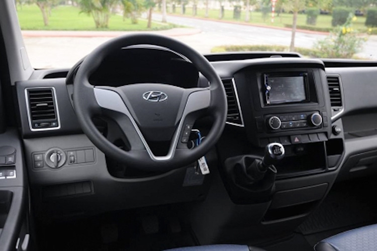 Trên vô lăng 3 chấu của xe không được hãng xe ôtô Hyundai trang bị nhiều tiện ích nút bấm, phía bảng táp lô là màn hình TFT 4.2 inch, hệ thống giải trí với một màn hình DVD nằm ở chính giữa khu vực bảng táp-lô, ghế lái chỉnh điện theo tiêu chuẩn Châu Âu, có thể điều chỉnh 6 hướng.