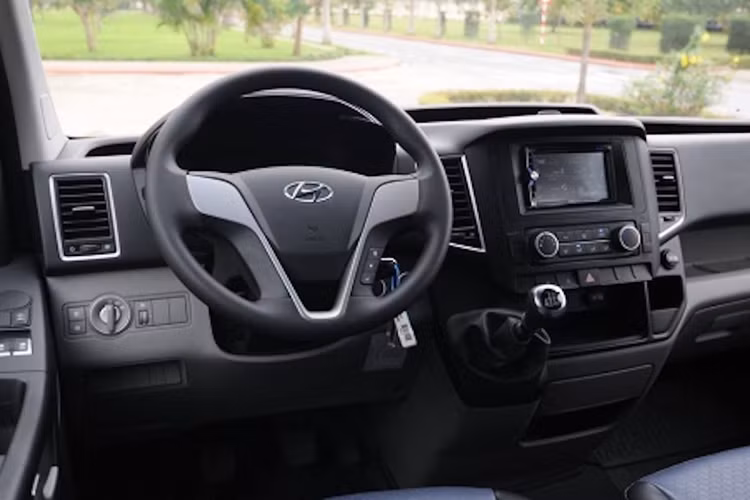 Trên vô lăng 3 chấu của xe không được hãng xe ôtô Hyundai trang bị nhiều tiện ích nút bấm, phía bảng táp lô là màn hình TFT 4.2 inch, hệ thống giải trí với một màn hình DVD nằm ở chính giữa khu vực bảng táp-lô, ghế lái chỉnh điện theo tiêu chuẩn Châu Âu, có thể điều chỉnh 6 hướng.