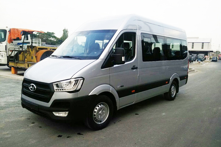 Được giới thiệu lần đầu tại triển lãm xe thương mại IAA diễn ra tại Hannover, Đức với tên gọi H350. Mẫu xe 16 chỗ Hyundai Solati mới tại Việt Nam được xem là đối thủ nặng ký của Ford Transit – mẫu xe hiện đang làm mưa làm gió trên thị trường xe khách cỡ nhỏ hiện nay.