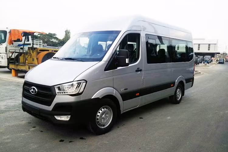 Được giới thiệu lần đầu tại triển lãm xe thương mại IAA diễn ra tại Hannover, Đức với tên gọi H350. Mẫu xe 16 chỗ Hyundai Solati mới tại Việt Nam được xem là đối thủ nặng ký của Ford Transit – mẫu xe hiện đang làm mưa làm gió trên thị trường xe khách cỡ nhỏ hiện nay.