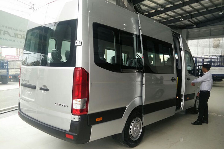 Trang bị an toàn trên xe bao gồm: hệ thống chống bó phanh ABS, túi khí an toàn cho ghế người lái. Đặc biệt khung xe được làm bằng thép cao cấp chiếm tới 80%, nhúng sơn tĩnh điện, ngoài ra khung chassic được thiết kế với kết cấu ghép chồng đem lại khả năng hấp thụ lực va chạm tốt hơn, tăng độ an toàn cao hơn.