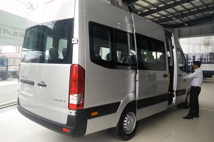 Trang bị an toàn trên xe bao gồm: hệ thống chống bó phanh ABS, túi khí an toàn cho ghế người lái. Đặc biệt khung xe được làm bằng thép cao cấp chiếm tới 80%, nhúng sơn tĩnh điện, ngoài ra khung chassic được thiết kế với kết cấu ghép chồng đem lại khả năng hấp thụ lực va chạm tốt hơn, tăng độ an toàn cao hơn.