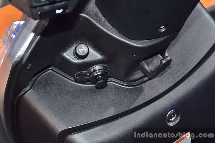 Phía trước người ngồi là cốp, móc treo đồ và đặc biệt là xạc điện thoại di động được bố trí tại đây, bạn có thể dễ dàng cắm đốc xạc cho điện thoại mỗi khi cần ngay cả khi chạy xe trên đường.