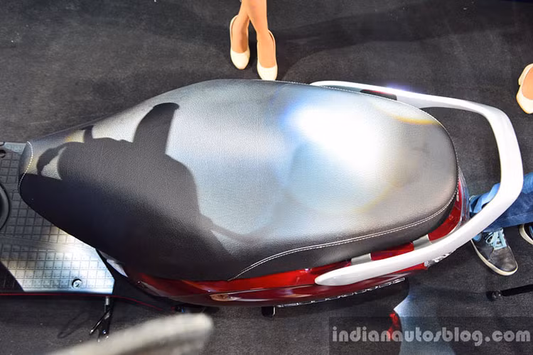 Theo thông tin từ Suzuki cho biết, đây là mẫu scooter có yên dài nhất và cốp để đồ rộng nhất so với các mẫu xe cùng phân khúc.