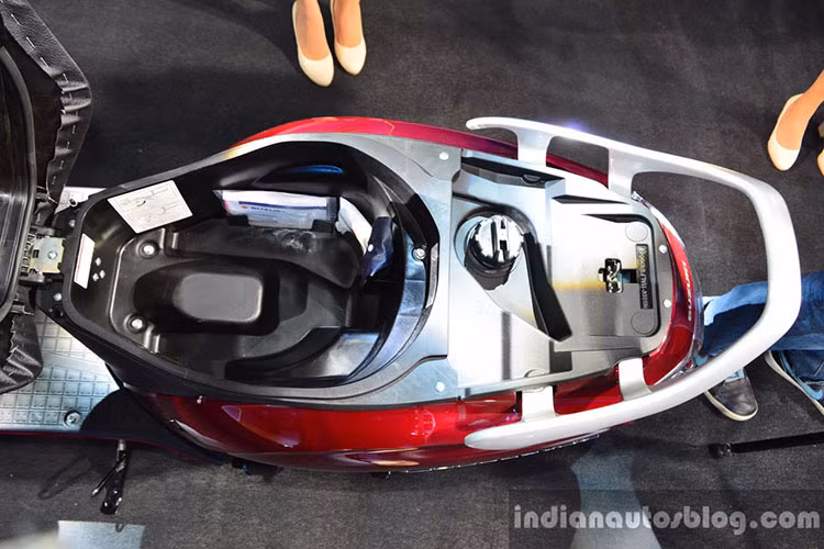 Tuy nhiên do thiết kế bình xăng nằm ở phía đuôi nên có thể thấy rõ phần cốp của xe sau nhưng không quá lớn. Nó chỉ có thể đựng được hai mũ bảo hiểm nửa đầu hoặc một mũ lớn cùng một số đồ dùng cá nhân.