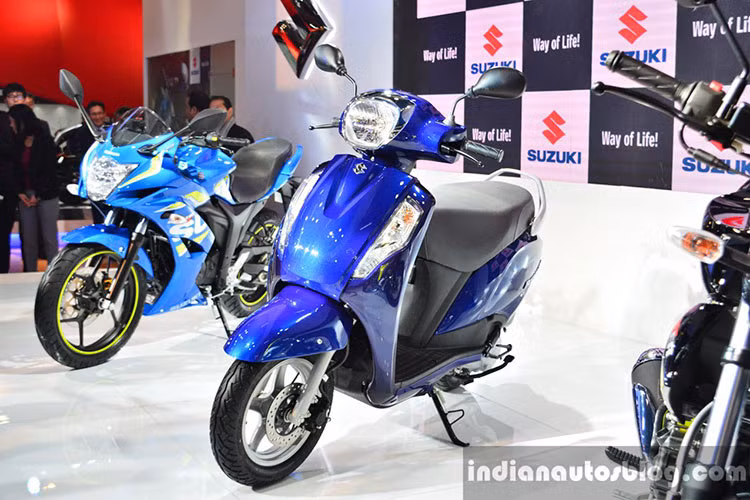 Xe sử dụng hệ thống treo sau lò xo trụ, trước dạng ống lồng, vành trước 12 inch với lốp không săm 90/90, vành sau 10 inch với lốp không săm 100/90, phanh tang trống tiêu chuẩn, phanh đĩa là lựa chọn thêm, bình xăng dung tích 5.6L.