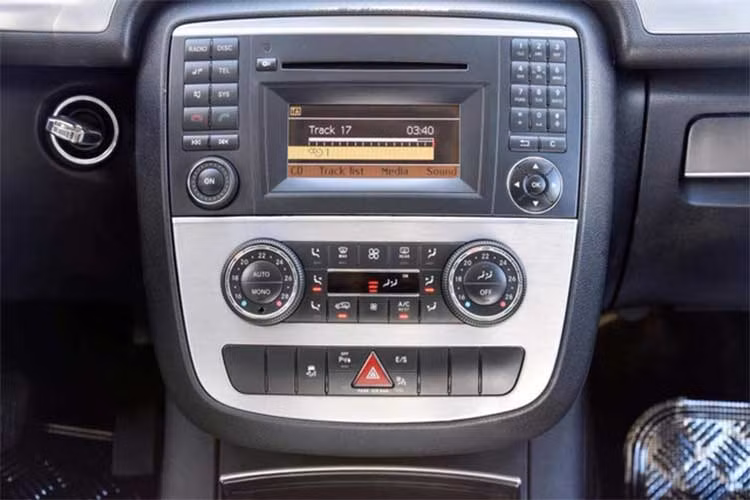 Hệ thống âm thanh nguyên bản 6 CD, hỗ trợ kết nối Bluetooth. Được đánh giá là cho chất lượng âm hay nên nhiều người vẫn giữ nguyên bản chứ không thay DVD. Các cổng kết nối USB, AUX đầy đủ. Nút bấm dạng bàn phím điện thoại mang đến nét hoài cổ.