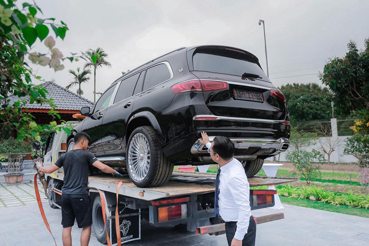 Được biết, trong khi chiếc SUV siêu sang Mercedes-Maybach GLS 600 2021 chỉ có số lượng vài chiếc tại Việt Nam với giá bán trên 16 tỷ đồng, ngoài ra còn có mẫu xe Mercedes-Benz S500 2021 chỉ có đúng một chiếc duy nhất được mang về nước hiện nay. Cặp đôi này ước tính khiến chủ vườn lan đột biến Quảng Ninh phải chi ra hơn 26,8 tỷ đồng để sở hữu.