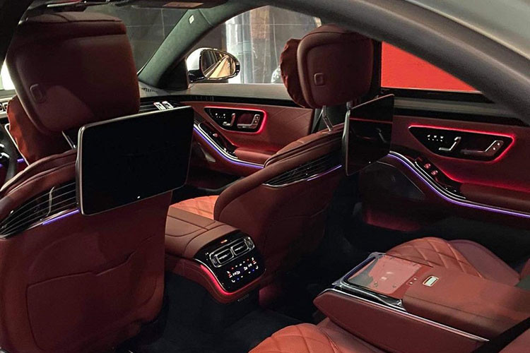 Mercedes-Benz S-Class 2021 sở hữu không gian nội thất rộng rãi hơn với khoảng duỗi chân của xe tăng 38 mm ở ghế lái và 23 mm ở ghế hành khách phía sau. Chiều cao bên trong nội thất tăng 16 mm trong khi thể tích khoang hành lý đạt mức 550 lít, nhỉnh hơn 20 lít so với thế hệ cũ. Một điểm nhấn nữa của nội thất bên trong Mercedes-Benz S-Class thế hệ mới là hệ thống đèn viền 64 màu, bao gồm 250 đèn LED thay vì 40 đèn như trước đây.