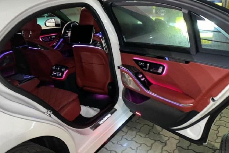 Đằng sau, Mercedes-Benz S-Class thế hệ thứ 7 được bổ sung cụm đèn hậu 2 mảnh mới và thiết kế hình tam giác, tương tự người anh em CLS, nối với nhau bằng nẹp crôm ở giữa. Tạo hình bên trong cụm đèn hậu này có thể thay đổi, tạo ra nhiều hiệu ứng khác nhau. Bên dưới bệ cửa có thêm nẹp mạ crôm mới nhằm nhấn mạnh chiều rộng của thân xe. Ngoài ra, mẫu sedan hạng sang cỡ lớn này còn có nhiều loại la-zăng khác nhau với đường kính từ 18 - 21 inch.