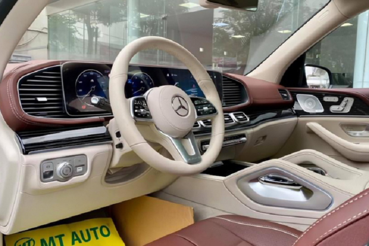 Phần lớn khoang nội thất của Mercedes-Maybach GLS 2021 đều được bọc bằng da Nappa cao cấp, từ mặt táp-lô, vô lăng đến ghế khâu hình hộp. Tiếp đến là những chi tiết ốp gỗ sang trọng, hệ thống đèn viền 64 màu, cửa sổ trời toàn cảnh tiêu chuẩn, 2 màn hình 12,3 inch của hệ thống thông tin giải trí MBUX và bảng đồng hồ hay đồng hồ cơ Maybach Classic với nền màu xanh thẫm, kim màu vàng hồng tương phản dành riêng cho xe.