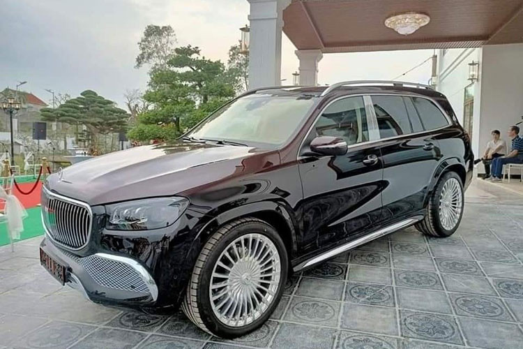 Những trang bị khác chỉ có trên mẫu SUV siêu sang này bao gồm hệ thống âm thanh Burmester tiêu chuẩn với hệ thống liên lạc nội bộ tích hợp giữa ghế trước và ghế sau, điều hòa tự động 4 vùng, cảm biến chất lượng không khí hay cảm biến độ ẩm kính lái. Xe sở hữu động cơ xăng V8, tăng áp kép, dung tích 4.0 lít, tạo ra công suất tối đa 558 mã lực tại tua máy 6.000 - 6.500 vòng/phút và mô-men xoắn cực đại 730 Nm tại tua máy từ 2.500 - 5.000 vòng/phút.