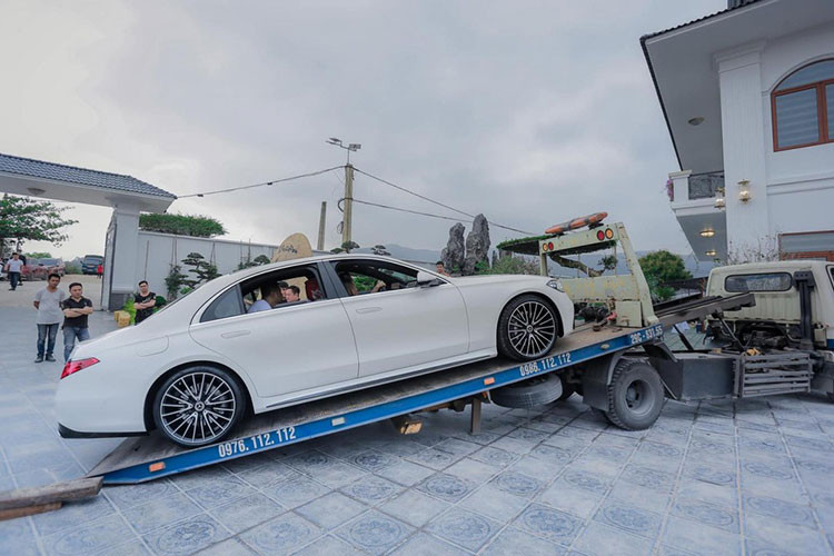 Những hình ảnh do chủ nhân chơi Lan đột biến Quảng Ninh cũng như bạn bè chia sẻ tại buổi tiệc sinh nhật này cho thấy, cặp đôi Mercedes-Maybach GLS 600 và S500 2021 được vận chuyển bằng xe chuyên dụng đến vườn lan đột biến này để người chồng làm món quà cho vợ của mình.