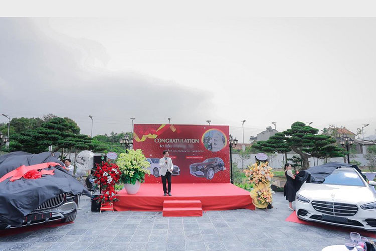 Việc các chủ vườn lan đột biến tậu siêu xe đắt tiền đã không còn là chuyện lạ với hầu hết giới đam mê xe trong nước. Nhưng mới đây, việc một chủ vườn lan đột biến ở Quảng Yên, một thị xã ven biển nằm ở phía tây nam tỉnh Quảng Ninh đã gây choáng không ít người khi tậu cùng lúc 2 chiếc xe Mercedes-Benz siêu sang tại Việt Nam.