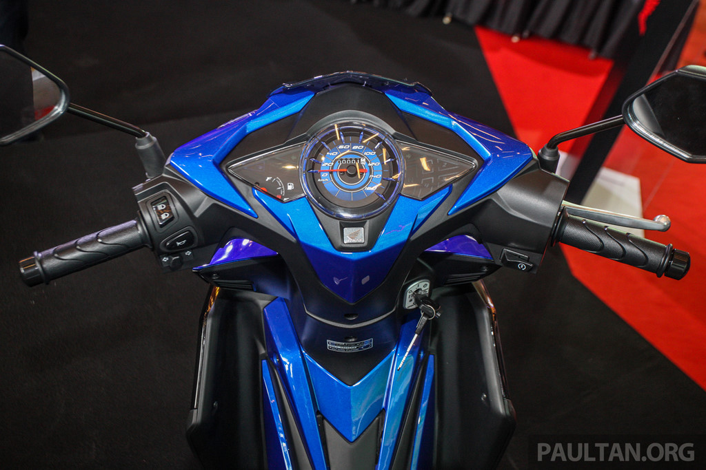 Cụm đồng hồ có thiết kế và phần đèn pha có thiết kế khá giống với Honda Futune 2018 tại Việt Nam. Ở chính giữa là đồng hồ đo tốc độ, bên phải thông báo cấp số, còn bên trái thông báo mức xăng. Chìa khoá loại có nắp che, chưa được nâng cấp lên chìa khoá thông minh Smart Key.