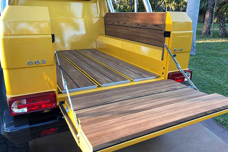 Về ngoại hình chiếc SUV Mercedes-Benz G63 AMG 6x6 bản 6 bánh này vô cùng hầm hố, vì thuộc đời 2013 - 2015 nên đầu xe chỉ gồm logo ngôi sao ba cánh cùng nan ngang mạ chrome nằm chính giữa.