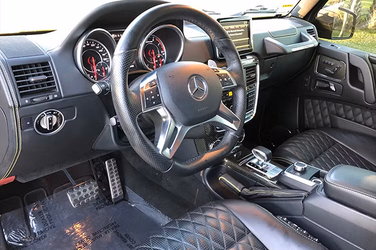 Mercedes-Benz G63 AMG 6x6 sở hữu kích thước 5.875mm dài, 2.110mm rộng, 2.210mm cao, cùng chiều dài cơ sở 3.120mm. Khoảng sáng gầm 460mm, giúp xe có thể tiếp cận với những con dốc có góc 52 độ và thoát ra khỏi những con dốc đứng 54 độ mà không hề gặp cản trở nào.