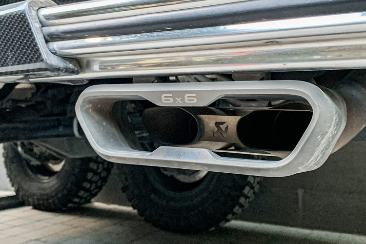 Chiếc Mercedes-Benz G63 AMG 6x6 bán tải này cũng được chủ nhân gắn thêm khung bảo vệ mạ chrome sáng bóng ở phía trước và sau. Tiếp theo đó là việc xe được trang bị hệ thống ống xả độ của hãng Akrapovic có giá lên đến 395 triệu đồng.