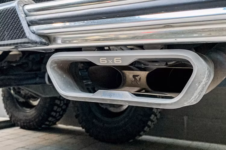 Chiếc Mercedes-Benz G63 AMG 6x6 bán tải này cũng được chủ nhân gắn thêm khung bảo vệ mạ chrome sáng bóng ở phía trước và sau. Tiếp theo đó là việc xe được trang bị hệ thống ống xả độ của hãng Akrapovic có giá lên đến 395 triệu đồng.