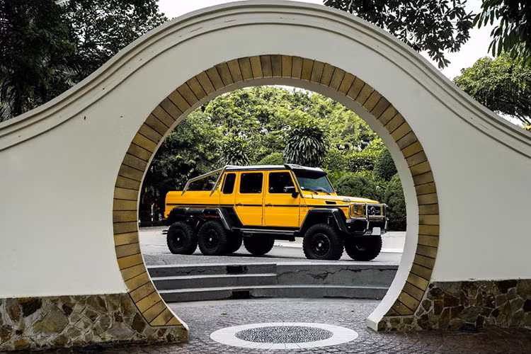 Được đưa về Việt Nam từ tháng 7/2019, "quái vật 6 chân" Mercedes-Benz G63 AMG 6x6 hàng khủng này thuộc sở hữu của một vị đại gia kín tiếng ở Hà Nội, xe được nhập khẩu nguyên chiếc từ Mỹ nhưng lại đeo biển số của nước bạn Lào nhằm tối giản chi phí lăn bánh.