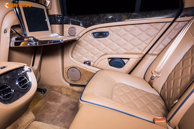 Hàng ghế phía sau với những trang bị đầy đủ các phụ kiện như: tựa đầu ghế có ốp sợi carbon mới xuất hiện trên phiên bản này. Phía trước còn có một bàn làm việc có thể được gập gọn gàng, ngoài ra, còn có 2 máy tính bảng iPad được tích hợp ngay sau tựa ghế trước phục vụ.