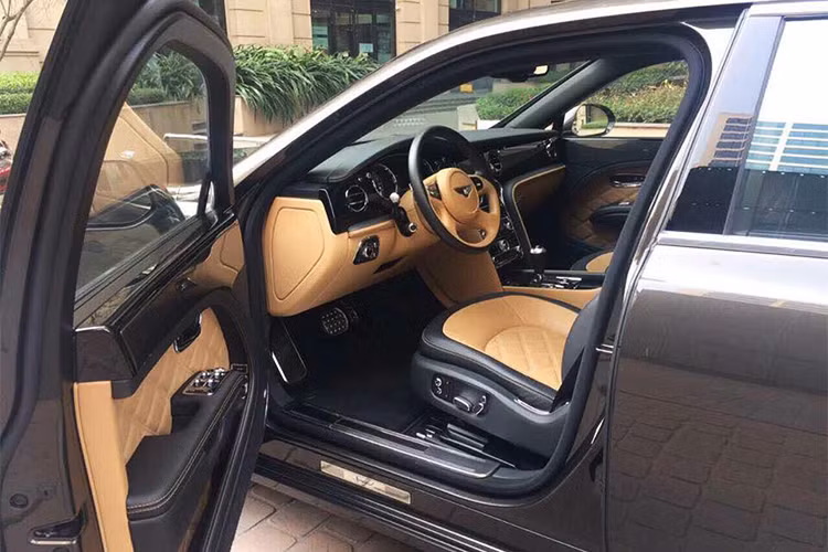 Bên trong nội thất của những chiếc Bentley Mulsanne Speed tại Việt Nam được thiết kế với màu sắc khá bắt mắt và được trang bị các chi tiết cao cấp nhất. Các chi tiết da sử dụng trên xe đều là loại da bò đực, ngoài ra, còn có loại gỗ óc chó để đảm bảo sự sang trọng cho một chiếc xe siêu sang.