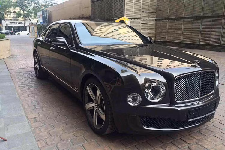  Bentley Mulsanne Speed là một trong những dòng xe siêu sang được khá nhiều đại gia tại Việt Nam yêu thích. Hiện số lượng những chiếc Mulsanne Speed lăn bánh trên dải đất hình chữ S đã ở mức hai con số với nhiều màu sắc nổi bật như: trắng, đen, xanh dương, xanh nhạt, xanh diệp lục, cam.