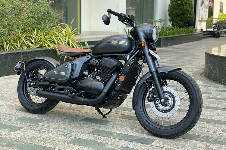 Một doanh nghiệp tư nhân tại TP HCM mới đây đã khiến nhiều người yêu thích môtô, đặc biệt là những dòng xe cổ điển phải chú ý khi đưa về bộ đôi “xế cổ Đông Âu”: Jawa Perak Bobber 350 và Classic 300. Đây là hai mẫu môtô mang phong cách cổ điển thuộc thương hiệu Jawa – một thương hiệu xe có lịch sử lâu đời (thành lập năm 1929 tại Tiệp Khắc).