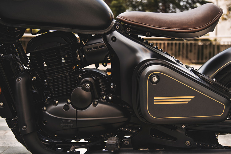 Perak Bobber 350 cũng ấn tượng với kiểu yên solo bằng da bò, hệ thống treo sau monoshock bố trí góc nghiêng lớn, cùng với bộ đèn hậu dạng tròn tích hợp vào yên xe một cách tinh tế và lạ mắt. Bên cạnh đó, phần đầu xe cũng nổi bật với hệ thống chóa đèn thủy tinh, đồng hồ hiển thị thiết kế ngược.