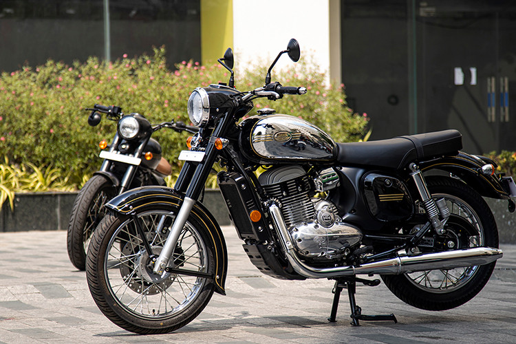 Trong khi đó, mẫu xe “anh em” Jawa Classic 300 lại nổi bật với kiểu dáng thiết kế Modern Classic thuần túy với bệ đồng hồ ôm trọn khu vực ghi đông, đèn trước dạng tròn, bình xăng lớn đặt trước khu vực yên xe. Tương tự Perak Bobber 350, Classic 300 cũng trang bị chóa đèn bằng thủy tinh, đồng hồ ngược.