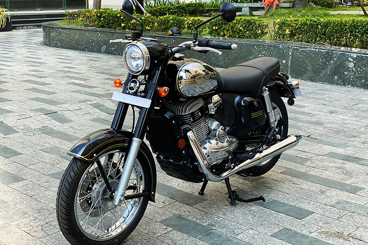 Tại thị trường Việt Nam thì Jawa Bobber 350 và Clacssic 300 được nhập khẩu trực tiếp từ Ấn Độ. Với mức giá chào bán khoảng 150 triệu đồng cho mỗi sản phẩm ở phân khúc xe chơi cỡ vừa này, bộ đôi xe Jawa phong cách cổ điển được xem là sẽ khá kén người chơi bởi cả phong cách lẫn thương hiệu.