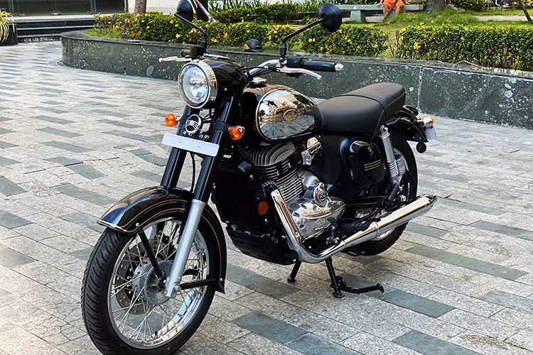 Tại thị trường Việt Nam thì Jawa Bobber 350 và Clacssic 300 được nhập khẩu trực tiếp từ Ấn Độ. Với mức giá chào bán khoảng 150 triệu đồng cho mỗi sản phẩm ở phân khúc xe chơi cỡ vừa này, bộ đôi xe Jawa phong cách cổ điển được xem là sẽ khá kén người chơi bởi cả phong cách lẫn thương hiệu.