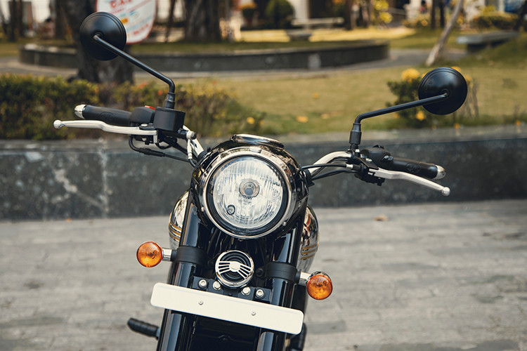 Jawa Classic 300 2022 mới sở hữu thông số dài x rộng x cao lần lượt 2.071 x 833 x 1.090 (mm). Xe có chiều dài cơ sở 1.369 mm (ngắn hơn khoảng 116 mm so với mẫu Perak Bobber 350). Mặc dù vậy, chiều cao yên xe trên Classic 300 lại nhỉnh hơn 15mm (ở mức 765 mm) so với “người anh em”.