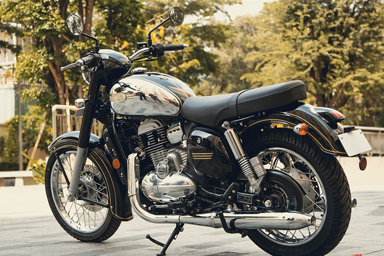 Bên cạnh đó, mẫu xe này cũng nổi bật với kiểu vành nan hoa, kích thước vành trước có đường kính lớn hơn vành sau, lần lượt đi 18 và 17 inch. Bình xăng trên xe có dung tích 14 lít và đạt trọng lượng ướt ở mức 179 kg.