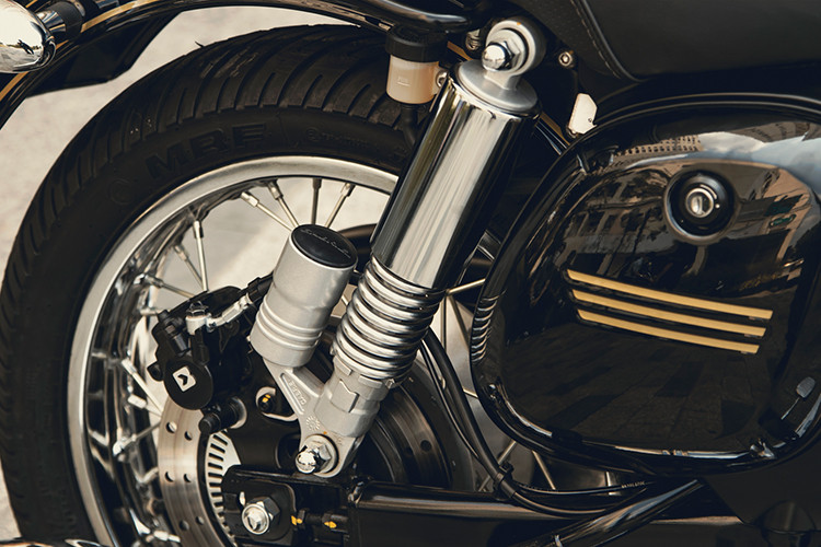 Về vận hành, Classic 300 cũng sử dụng khối động cơ 4 thì, xi-lanh đơn, DOHC có dung tích 293cc, làm mát bằng chất lỏng, đi kèm hệ thống phun xăng điện tử Fi. Động cơ này đi kèm hộp số 6 cấp, sản sinh công suất 27,33 mã lực cùng mô-men xoắn cực đại 27,02 Nm. 